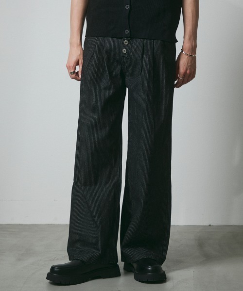 DAZE(デイズ)の「ピンストライプ デニム ツータック ワイドバギーパンツ(デニムパンツ・メンズ・ブラック系・SMALL/MEDIUM/LARGE/X-LARGE)」の14枚目の写真