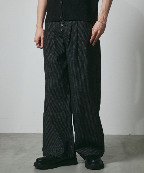 DAZE(デイズ)の「ピンストライプ デニム ツータック ワイドバギーパンツ(デニムパンツ・メンズ・ブラック系・SMALL/MEDIUM/LARGE/X-LARGE)」の15枚目の写真