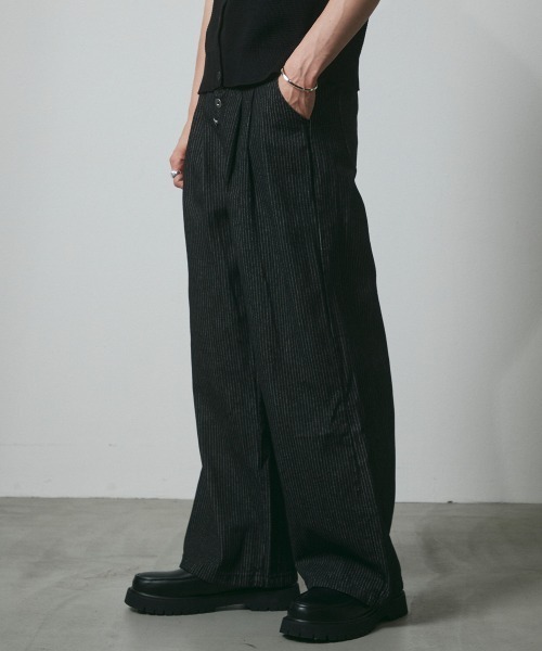 DAZE(デイズ)の「ピンストライプ デニム ツータック ワイドバギーパンツ(デニムパンツ・メンズ・ブラック系・SMALL/MEDIUM/LARGE/X-LARGE)」の16枚目の写真