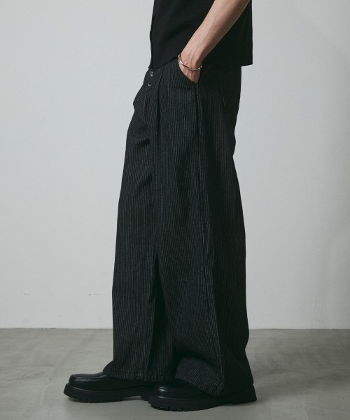 DAZE(デイズ)の「ピンストライプ デニム ツータック ワイドバギーパンツ(デニムパンツ・メンズ・ブラック系・SMALL/MEDIUM/LARGE/X-LARGE)」の17枚目の写真