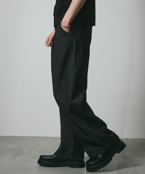 DAZE(デイズ)の「ピンストライプ デニム ツータック ワイドバギーパンツ(デニムパンツ・メンズ・ブラック系・SMALL/MEDIUM/LARGE/X-LARGE)」の7枚目の写真
