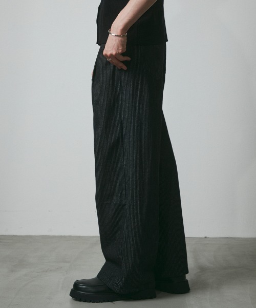 DAZE(デイズ)の「ピンストライプ デニム ツータック ワイドバギーパンツ(デニムパンツ・メンズ・ブラック系・SMALL/MEDIUM/LARGE/X-LARGE)」の8枚目の写真
