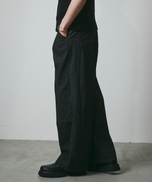 DAZE(デイズ)の「ピンストライプ デニム ツータック ワイドバギーパンツ(デニムパンツ・メンズ・ブラック系・SMALL/MEDIUM/LARGE/X-LARGE)」の10枚目の写真
