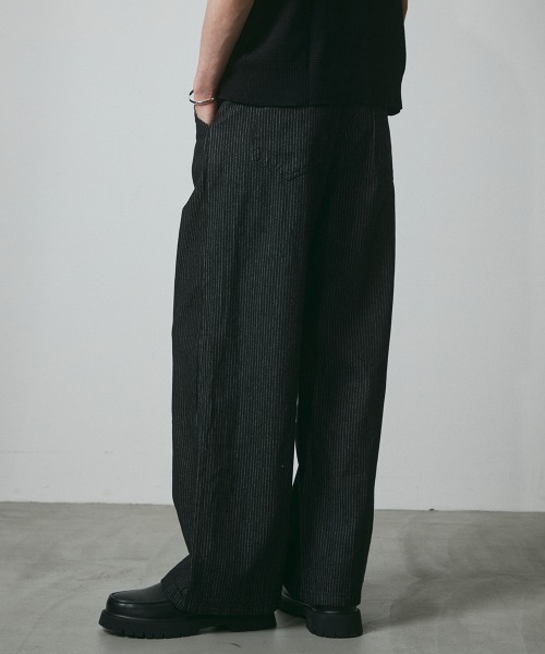 DAZE(デイズ)の「ピンストライプ デニム ツータック ワイドバギーパンツ(デニムパンツ・メンズ・ブラック系・SMALL/MEDIUM/LARGE/X-LARGE)」の11枚目の写真