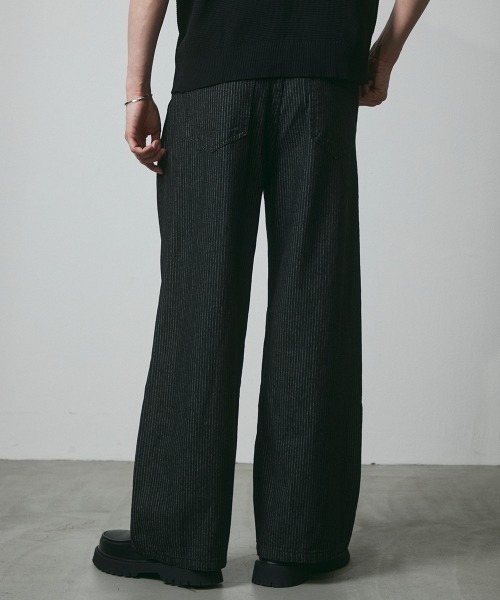 DAZE(デイズ)の「ピンストライプ デニム ツータック ワイドバギーパンツ(デニムパンツ・メンズ・ブラック系・SMALL/MEDIUM/LARGE/X-LARGE)」の2枚目の写真
