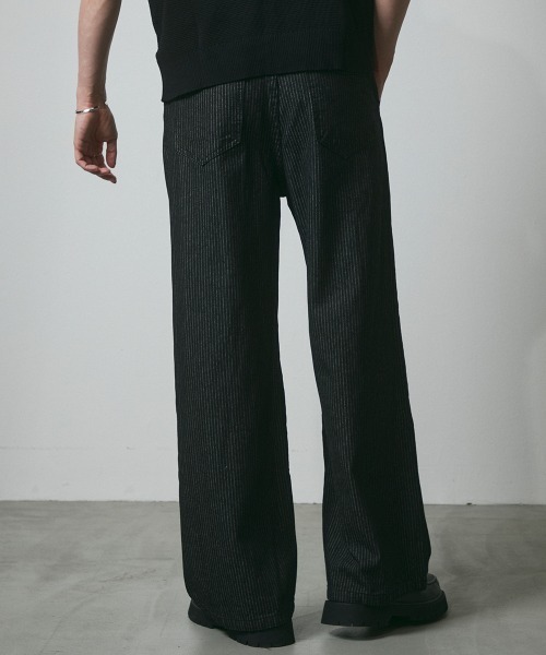 DAZE(デイズ)の「ピンストライプ デニム ツータック ワイドバギーパンツ(デニムパンツ・メンズ・ブラック系・SMALL/MEDIUM/LARGE/X-LARGE)」の3枚目の写真