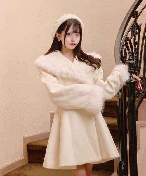 Pal elfy(パルエルフィー)の「ビジュー付きファーカラーコート(その他アウター・レディース・ピンク/ブラック/オフホワイト・フリー)」の13枚目の写真