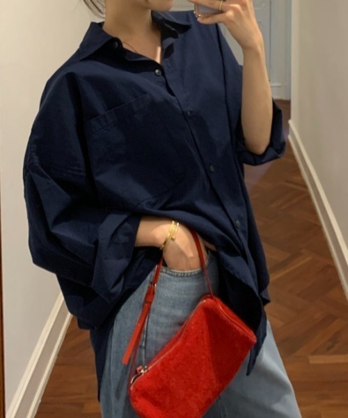 AMAJI(アマジ)の「オーバーサイズ レギュラーカラー 長袖シャツ(シャツ/ブラウス・レディース・ホワイト/ネイビー・FREE)」の4枚目の写真