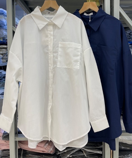 AMAJI(アマジ)の「オーバーサイズ レギュラーカラー 長袖シャツ(シャツ/ブラウス・レディース・ホワイト/ネイビー・FREE)」の5枚目の写真