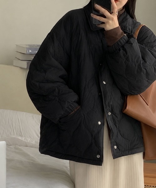 Flugge(フラッジー)の「襟付きボリュームキルティングアウター(その他アウター・レディース・ブラック/ベージュ・LARGE/MEDIUM)」の2枚目の写真
