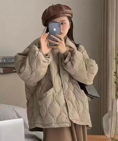 Flugge(フラッジー)の「襟付きボリュームキルティングアウター(その他アウター・レディース・ブラック/ベージュ・LARGE/MEDIUM)」の4枚目の写真