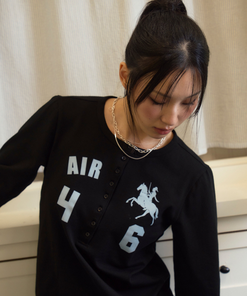 PRENDA(プレンダ)の「EQUESTRIAN HENLEY LONG SLEEVE BLACK(Tシャツ/カットソー・レディース・その他・FREE)」の1枚目の写真