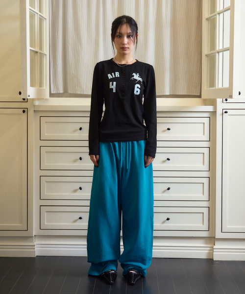 PRENDA(プレンダ)の「EQUESTRIAN HENLEY LONG SLEEVE BLACK(Tシャツ/カットソー・レディース・その他・FREE)」の2枚目の写真