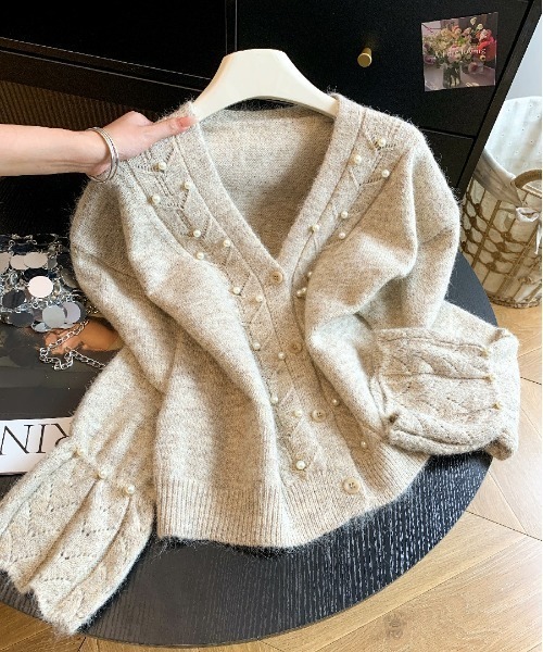 LUCPY（ラクピー）の「パールビジューケーブルニットカーディガン（カーディガン/ボレロ・レディース・ホワイト/アイボリー/ダークグレー/グレー・FREE）」の2枚目の写真