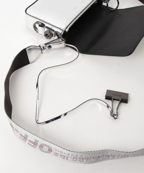off white（オフホワイト）の「OFF-WHITE “MIRROR”ミニフラップバック（ショルダーバッグ・レディース・シルバー・FREE）」の5枚目の写真