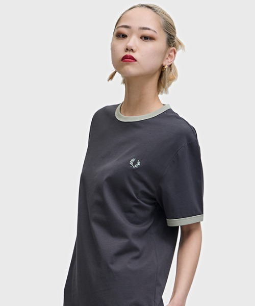 FRED PERRY(フレッドペリー)の「Ringer T-Shirt/リンガーTシャツ(Tシャツ/カットソー・レディース・ホワイト/ブラック/ネイビー/ブラック系その他/グリーン/ブルー系その他/レモンイエロー/エメラルド/モカ/ピンク/オフホワイト/グレー/ライトグレー/ライトブルー/グレイッシュベージュ/ベビーピンク/グリーン系その他/グレー系その他/グレー系その他2/コバルトブルー/グレー系その他3/ブラウン/ライトブラウン/ピンクベージュ/サックスブルー/アイボリー/ピンク系/シアン/ホワイト系その他/ベージュ/ブラウン系その他/グレー系その他4/ブルー系その他3/グリーン系その他2/レッド/オレンジ/ベージュ系その他/イエロー系その他/ブルー系その他2/ライトオリーブ/ゴールド/ピンク系1/グリーン系その他3/レッド系その他/ブルー系その他4/ダークオリーブ/ロイヤルブルー/グレー系その他5/ライトベージュ/ダークグリーン/セージグリーン・S/M/L/XS/XL)」の13枚目の写真