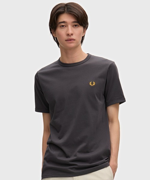 FRED PERRY(フレッドペリー)の「Ringer T-Shirt/リンガーTシャツ(Tシャツ/カットソー・メンズ・ホワイト/ブラック/ネイビー/ブラック系その他/グリーン/ブルー系その他/レモンイエロー/エメラルド/モカ/ピンク/オフホワイト/グレー/ライトグレー/ライトブルー/グレイッシュベージュ/ベビーピンク/グリーン系その他/グレー系その他/グレー系その他2/コバルトブルー/グレー系その他3/ブラウン/ライトブラウン/ピンクベージュ/サックスブルー/アイボリー/ピンク系/シアン/ホワイト系その他/ベージュ/ブラウン系その他/グレー系その他4/ブルー系その他3/グリーン系その他2/レッド/オレンジ/ベージュ系その他/イエロー系その他/ブルー系その他2/ライトオリーブ/ゴールド/ピンク系1/グリーン系その他3/レッド系その他/ブルー系その他4/ダークオリーブ/ロイヤルブルー/グレー系その他5/ライトベージュ/ダークグリーン/セージグリーン/ベージュ系その他2/ダークカーキ/ブルー系その他5/ブルー系その他6/ダークグレー・S/M/L/XS/XL)」の9枚目の写真