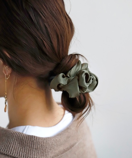 ANEMONE(アネモネ)の「シックカラーのサテン調リボンシュシュ(シュシュ・レディース・モカ/グレー/カーキ/ワイン・FREE)」の3枚目の写真