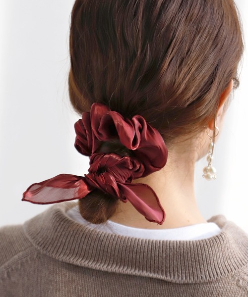 ANEMONE(アネモネ)の「シックカラーのサテン調リボンシュシュ(シュシュ・レディース・モカ/グレー/カーキ/ワイン・FREE)」の4枚目の写真