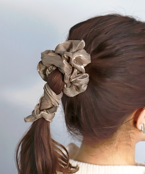 ANEMONE(アネモネ)の「シックカラーのサテン調リボンシュシュ(シュシュ・レディース・モカ/グレー/カーキ/ワイン・FREE)」の1枚目の写真