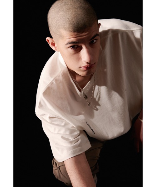 LIBERE(リベーレ)の「LIBERE リベーレ / 21 SLOGAN TEE スローガンプリントビッグシルエットTシャツ / 211201 / 211202 / 211203(Tシャツ/カットソー・メンズ・ブラック/オリーブ/ホワイト・LARGE/SMALL/MEDIUM)」の2枚目の写真