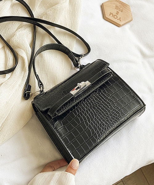 JUNOAH（ジュノア）の「2way型押しスクエアバッグ（ショルダーバッグ・レディース・ホワイト/ブラック/パープル/グリーン・LARGE/SMALL）」の6枚目の写真