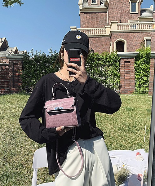 JUNOAH（ジュノア）の「2way型押しスクエアバッグ（ショルダーバッグ・レディース・ホワイト/ブラック/パープル/グリーン・LARGE/SMALL）」の8枚目の写真