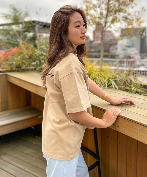 ROXY(ロキシー)の「【ZOZO限定アイテム】BACK LOGO TEE/ロキシーバックプリント半袖ロゴサイドスリットTシャツ(Tシャツ/カットソー・レディース・ナチュラル/ベージュ/ブラック・MEDIUM)」の16枚目の写真