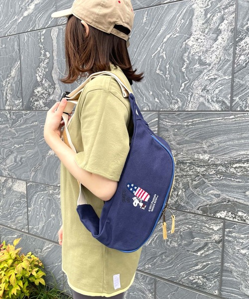SNOOPY×OLD BETTY'S（スヌーピーカケルオールドベティーズ）の「SNOOPY Canvas×Suede Waist Bag(SURF´S UP!)（ボディバッグ/ウエストポーチ・レディース・スミクロ/ブラウン/ベージュ/グリーン/ネイビー/マスタード/ボルドー/オレンジ・FREE）」の5枚目の写真