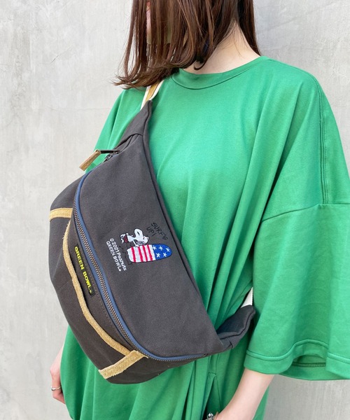 SNOOPY×OLD BETTY'S（スヌーピーカケルオールドベティーズ）の「SNOOPY Canvas×Suede Waist Bag(SURF´S UP!)（ボディバッグ/ウエストポーチ・レディース・スミクロ/ブラウン/ベージュ/グリーン/ネイビー/マスタード/ボルドー/オレンジ・FREE）」の2枚目の写真