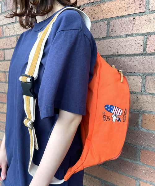 SNOOPY×OLD BETTY'S（スヌーピーカケルオールドベティーズ）の「SNOOPY Canvas×Suede Waist Bag(SURF´S UP!)（ボディバッグ/ウエストポーチ・レディース・スミクロ/ブラウン/ベージュ/グリーン/ネイビー/マスタード/ボルドー/オレンジ・FREE）」の8枚目の写真