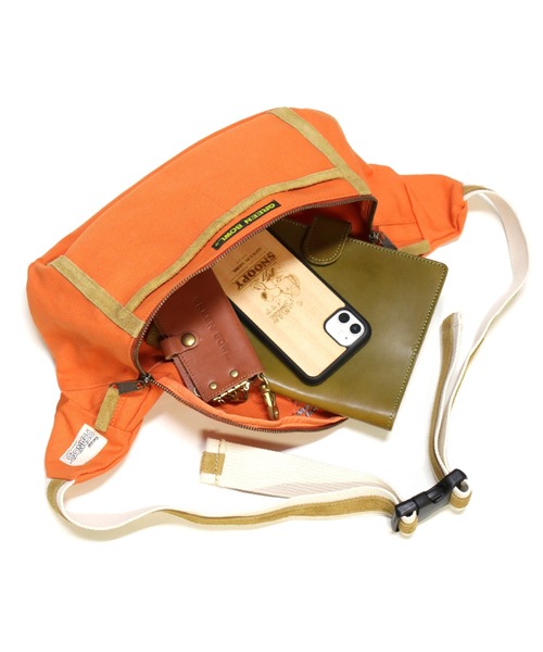 SNOOPY×OLD BETTY'S（スヌーピーカケルオールドベティーズ）の「SNOOPY Canvas×Suede Waist Bag(SURF´S UP!)（ボディバッグ/ウエストポーチ・レディース・スミクロ/ブラウン/ベージュ/グリーン/ネイビー/マスタード/ボルドー/オレンジ・FREE）」の14枚目の写真