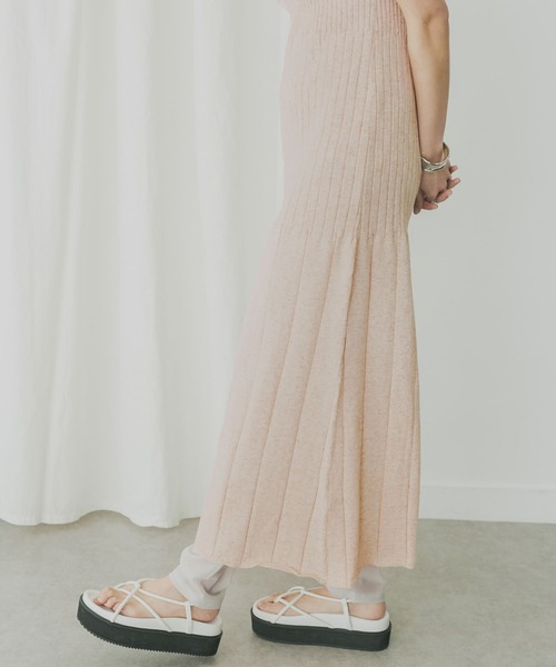 KBF+（ケービーエフプラス）の「KBF+　ニットキャミワンピース（ワンピース・レディース・ベージュ/グレー・ONE）」の9枚目の写真