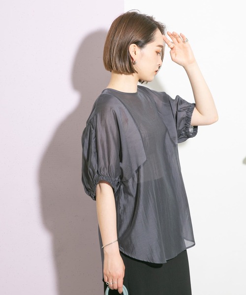 UR Lab.（アーバンリサーチラボ）の「チョウチンスリーブブラウス（シャツ/ブラウス・レディース・チャコールグレー/ピンク/ライトベージュ・FREE）」の2枚目の写真