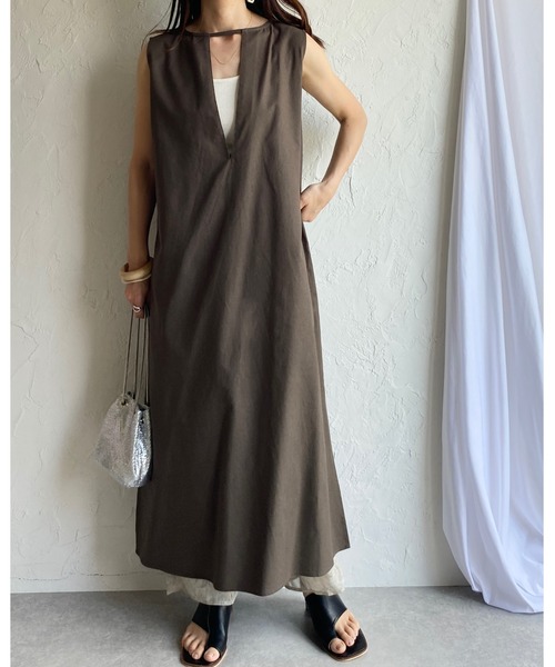 She's Closet(シーズクローゼット)の「リネンコットン前後2way深Vネックノースリーブロングワンピース(ワンピース・レディース・ブラック/ベージュ/ブラウン/キナリ・FREE)」の17枚目の写真