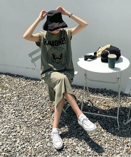 mayblue（メイブルー）の「MAYBLUE フロントプリントスリットワンピース（ワンピース・レディース・カーキ・FREE）」の2枚目の写真