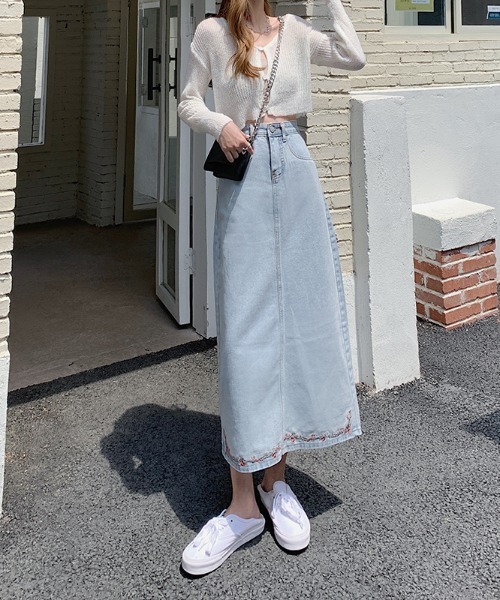 ABITOKYO（アビトーキョー）の「裾刺繍バックスリットAラインデニムスカート（デニムスカート・レディース・ライトブルー・S/M/L）」の5枚目の写真