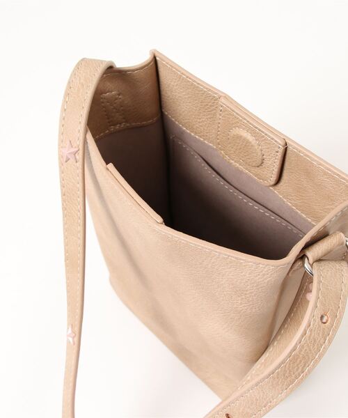 RiNc （リンク）の「【 Pisoraro / ピソラロ 】 スターチャーム スマホ ポシェット（ショルダーバッグ・レディース・ライトグレー/ブラック/ベージュ・FREE）」の4枚目の写真