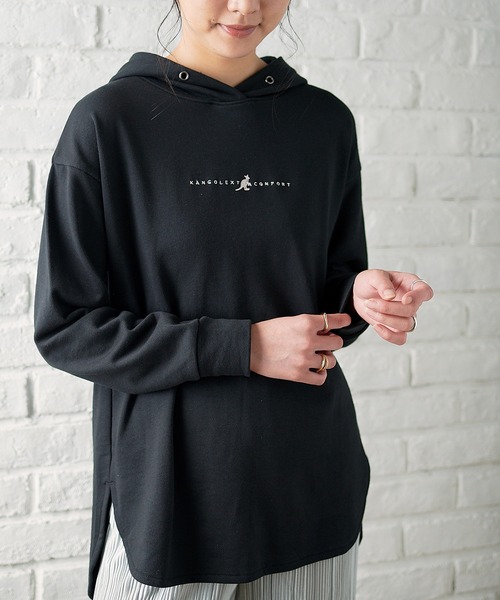 KANGOL EXTRA COMFORT(カンゴールエクストラコンフォート)の「【KANGOL EXTRA COMFORT(カンゴール エクストラコンフォート)】ロゴプリント サイドスリット オーバーサイズパーカー(パーカー・レディース・ブラック/チャコールグレー/ブルーグレー/オフホワイト・LL/L/M)」の3枚目の写真