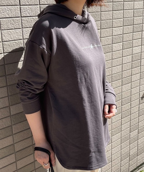 KANGOL EXTRA COMFORT(カンゴールエクストラコンフォート)の「【KANGOL EXTRA COMFORT(カンゴール エクストラコンフォート)】ロゴプリント サイドスリット オーバーサイズパーカー(パーカー・レディース・ブラック/チャコールグレー/ブルーグレー/オフホワイト・LL/L/M)」の17枚目の写真