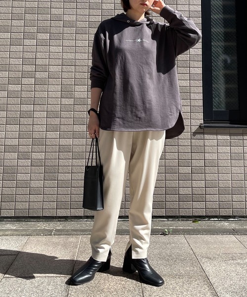 KANGOL EXTRA COMFORT(カンゴールエクストラコンフォート)の「【KANGOL EXTRA COMFORT(カンゴール エクストラコンフォート)】ロゴプリント サイドスリット オーバーサイズパーカー(パーカー・レディース・ブラック/チャコールグレー/ブルーグレー/オフホワイト・LL/L/M)」の19枚目の写真