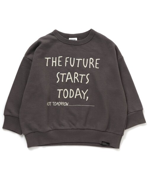 BREEZE（ブリーズ）の「WEB限定 プリントバリエトレーナー（スウェット・キッズ・アイボリー/パープル/グリーン/ダークブルー/ブラック/チャコール/ベージュ/マスタード/ブラウン/ブルー・150/130/140/110/120/100/90）」の4枚目の写真