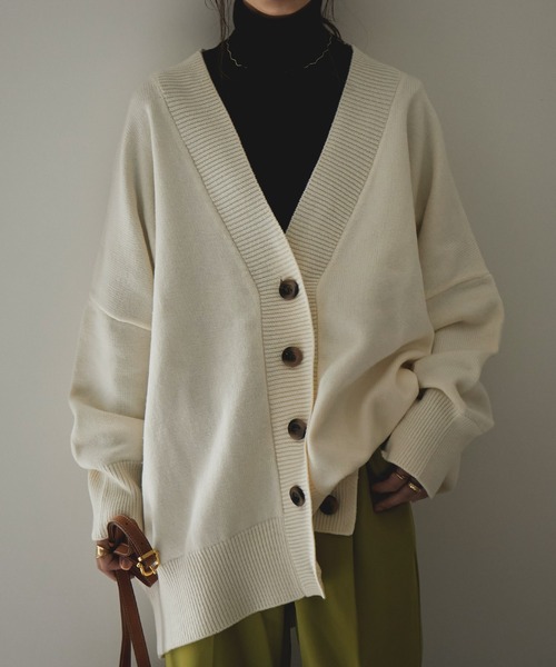 Fashion Letter(ファッションレター)の「Vネックオーバーニットカーディガン(カーディガン/ボレロ・レディース・アイボリー/ライトベージュ/ライトブラウン/ブラック・M)」の3枚目の写真