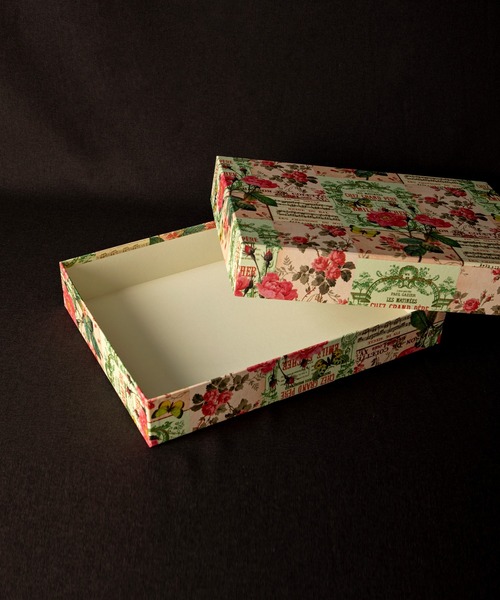MILLION CARATS（ミリオンカラッツ）の「【GIFT】-ROSSI-イタリアンペーパー ギフトボックス(322×228×56)（ラッピングキット・レディース・レッド/オフホワイト/ピンク/ホワイト系その他/ホワイト・FREE）」の4枚目の写真