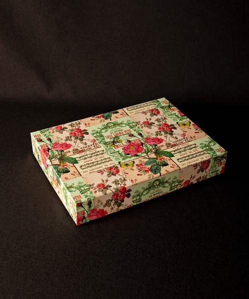 MILLION CARATS（ミリオンカラッツ）の「【GIFT】-ROSSI-イタリアンペーパー ギフトボックス(322×228×56)（ラッピングキット・レディース・レッド/オフホワイト/ピンク/ホワイト系その他/ホワイト・FREE）」の9枚目の写真