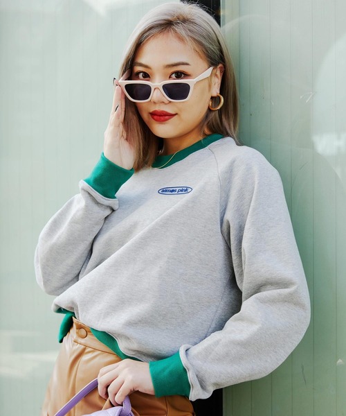 atmos pink（アトモスピンク）の「atmos pink シリコンパッチ配色クルーネック（スウェット・レディース・ベージュ/ネイビー/グレー・FREE）」の2枚目の写真