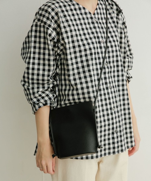 URBAN RESEARCH DOORS（アーバンリサーチドアーズ）の「ラバーストリングショルダーバッグ（ショルダーバッグ・レディース・ブラック/アイボリー・ONE）」の13枚目の写真