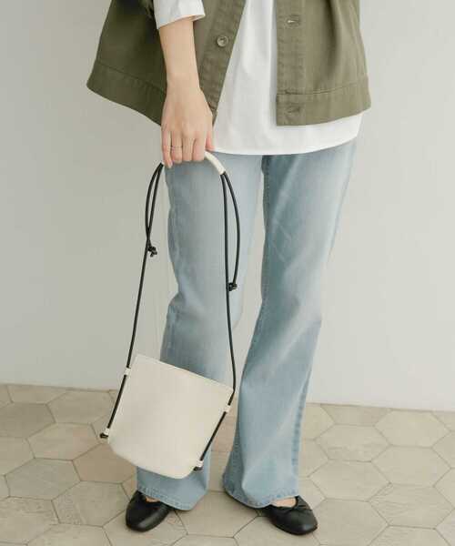 URBAN RESEARCH DOORS（アーバンリサーチドアーズ）の「ラバーストリングショルダーバッグ（ショルダーバッグ・レディース・ブラック/アイボリー・ONE）」の5枚目の写真