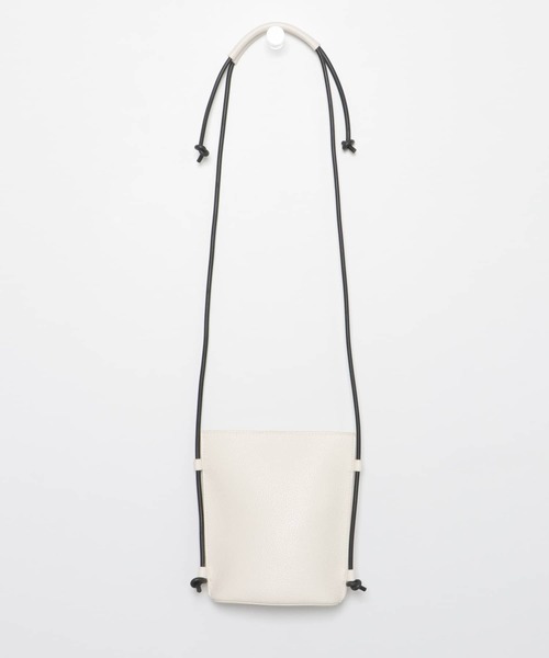 URBAN RESEARCH DOORS（アーバンリサーチドアーズ）の「ラバーストリングショルダーバッグ（ショルダーバッグ・レディース・ブラック/アイボリー・ONE）」の10枚目の写真