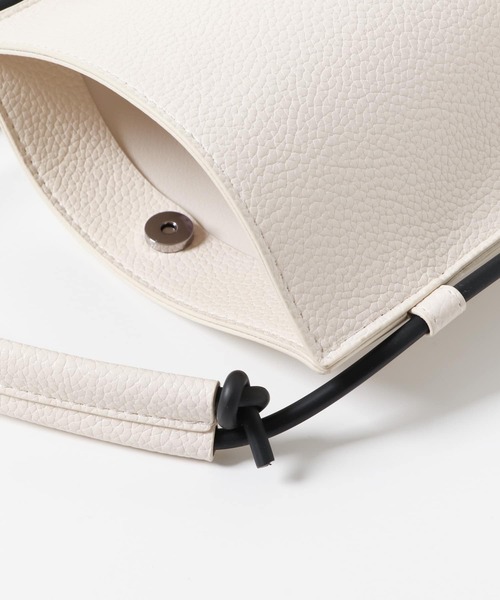 URBAN RESEARCH DOORS（アーバンリサーチドアーズ）の「ラバーストリングショルダーバッグ（ショルダーバッグ・レディース・ブラック/アイボリー・ONE）」の6枚目の写真